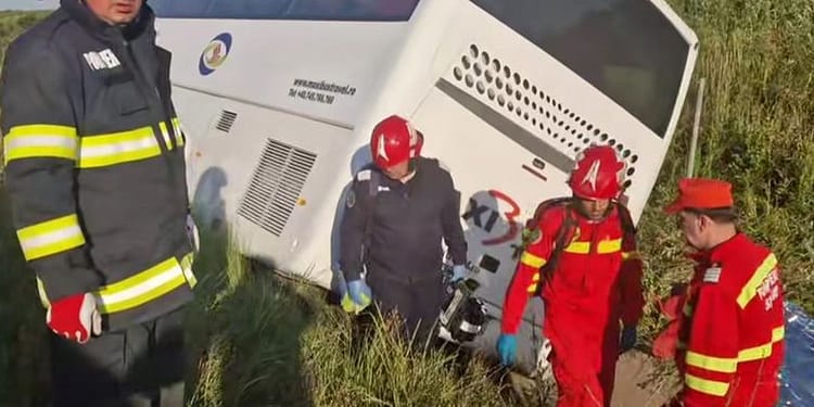 Accident grav pe Autostrada Soarelui: autocarul răsturnat transporta o echipă de baschet de copii » Un adult decedat, doi minori în stare gravă