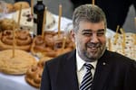 Ciolacu jubilează în secret. Covrigăria lui a câştigat contractul de colaci la pomana lui Iliescu