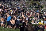 Pentru că li s-a închis forumul, 60.000 de onanişti şi-au dat întâlnire diseară în parc