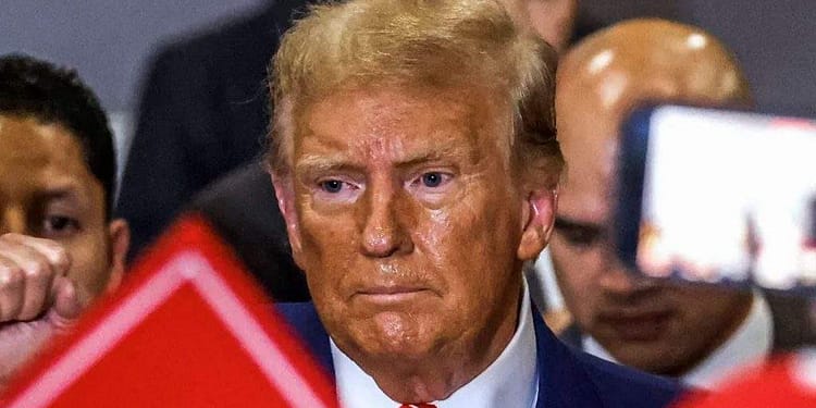 Trump, deportat din SUA după ce s-a vopsit din greşeală cu un portocaliu mai închis