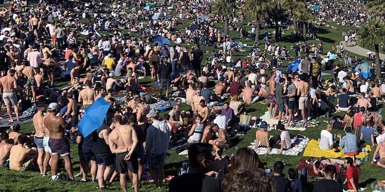 Pentru că li s-a închis forumul, 60.000 de onanişti şi-au dat întâlnire diseară în parc