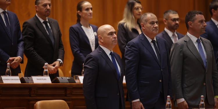Cât să ne enervăm pe Guvernul cu 5 vicepremieri și de ce mereu miroase a parfum când compari cu mucegai