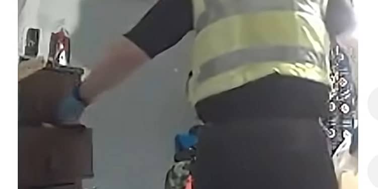 Ofițer de poliție, condamnat la închisoare pentru furtul lenjeriei intime a unei femei în timpul unei percheziții