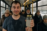 Un român şi-a pus transpiraţie la borcan, ca să se dea şi iarna când merge cu autobuzul