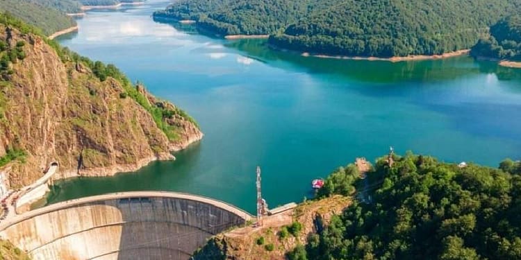 Gata cu conspirațiile! Lacul Vidraru este golit ca să facem loc de murături pentru la toamnă