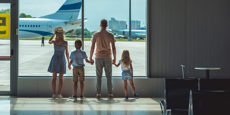 Amenzi de până la 1.000 de euro pentru părinții care „uită” să-și ducă la școală copiii înainte sau după vacanță. Controale chiar și în aeroport, în Germania