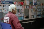 Guvernul crește vârsta de pensionare a paznicilor de farmacie de la 98 la 106 ani