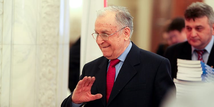 Tratament personalizat. Iliescu are cancer pulmonar. De ce medicina nu mai întreabă „câți ani ai?”, ci „ce mutație ai?”