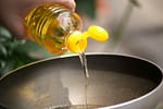 Ce să faci dacă ai pus prea mult ulei în mâncare? Trucul cu pâinea uscată care te salvează