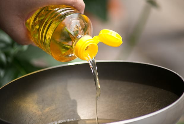 Ce să faci dacă ai pus prea mult ulei în mâncare? Trucul cu pâinea uscată care te salvează