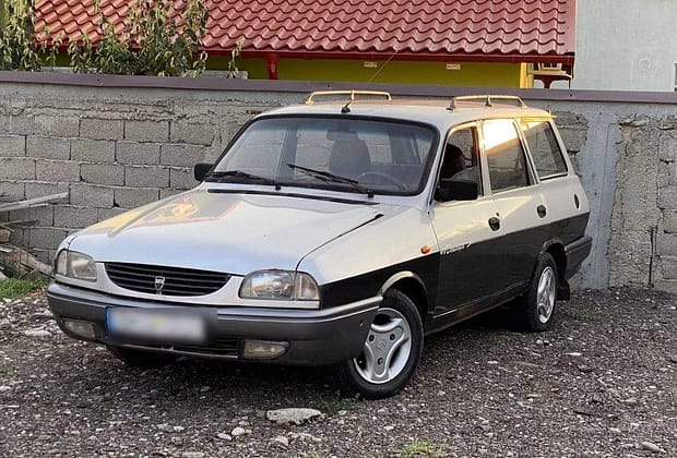 Semn divin? O Dacie 1310 “Zâmbetul lui Iliescu” a început să lăcrimeze ulei