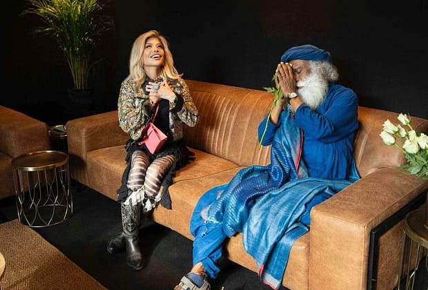 Bunătatea întruchipată! Celebrul Sadhguru a ajutat-o pe Loredana să treacă strada