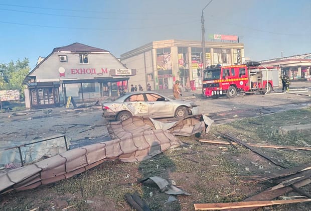 FOTO/VIDEO Bombă de 500 kg, lansată de ruși asupra unei piețe din Donețk, în timp ce oamenii erau la cumpărături. „Pur și simplu oribil”