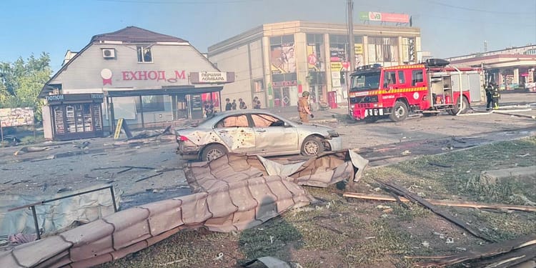 FOTO/VIDEO Bombă de 500 kg, lansată de ruși asupra unei piețe din Donețk, în timp ce oamenii erau la cumpărături. „Pur și simplu oribil”