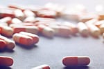 De ce avem farmacii la fiecare colț de stradă? România, pacientul anxios cu geanta plină de pastile