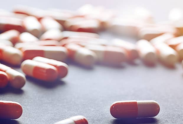 De ce avem farmacii la fiecare colț de stradă? România, pacientul anxios cu geanta plină de pastile