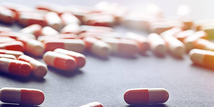 De ce avem farmacii la fiecare colț de stradă? România, pacientul anxios cu geanta plină de pastile