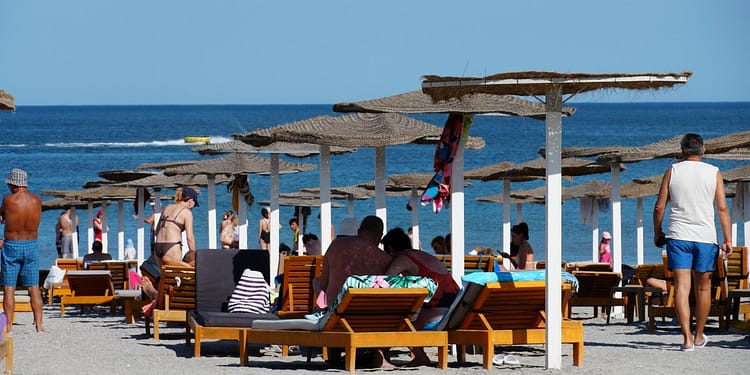 Litoralul își cheamă turiștii înapoi. Reduceri la „all inclusive” în plin sezon. Cu cine concurează Riviera Românească la prețuri