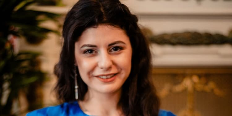 „Teatrul, o experiență necesară pentru cei care vor să aibă acces la cunoaștere și să ajungă la esența lucrurilor”. INTERVIU cu regizoarea și autoarea Monica Pop