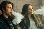 Pentru a crește încasările din impozite, elevii vor avea voie să fumeze de la 14 ani
