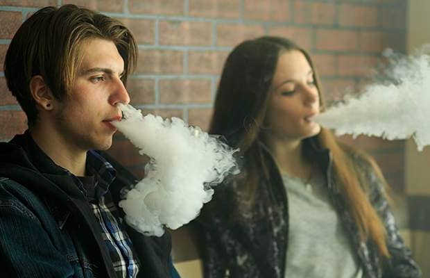 Pentru a crește încasările din impozite, elevii vor avea voie să fumeze de la 14 ani