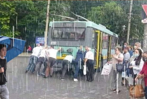 Bucureștenii, invitați să iasă pe străzi în weekend. Va ploua cu apă caldă!