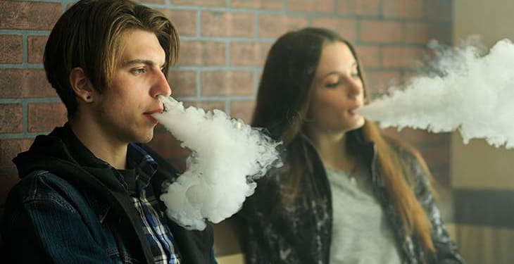 Pentru a crește încasările din impozite, elevii vor avea voie să fumeze de la 14 ani