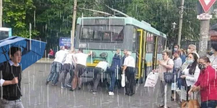 Bucureștenii, invitați să iasă pe străzi în weekend. Va ploua cu apă caldă!