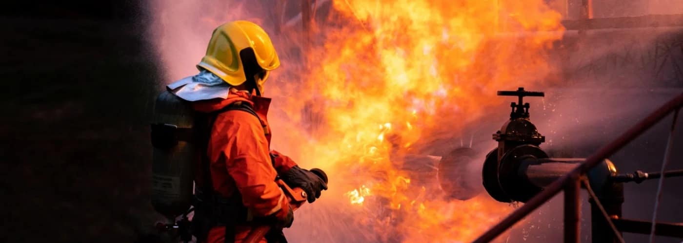 Pompier care încearcă să stingă un incendiu