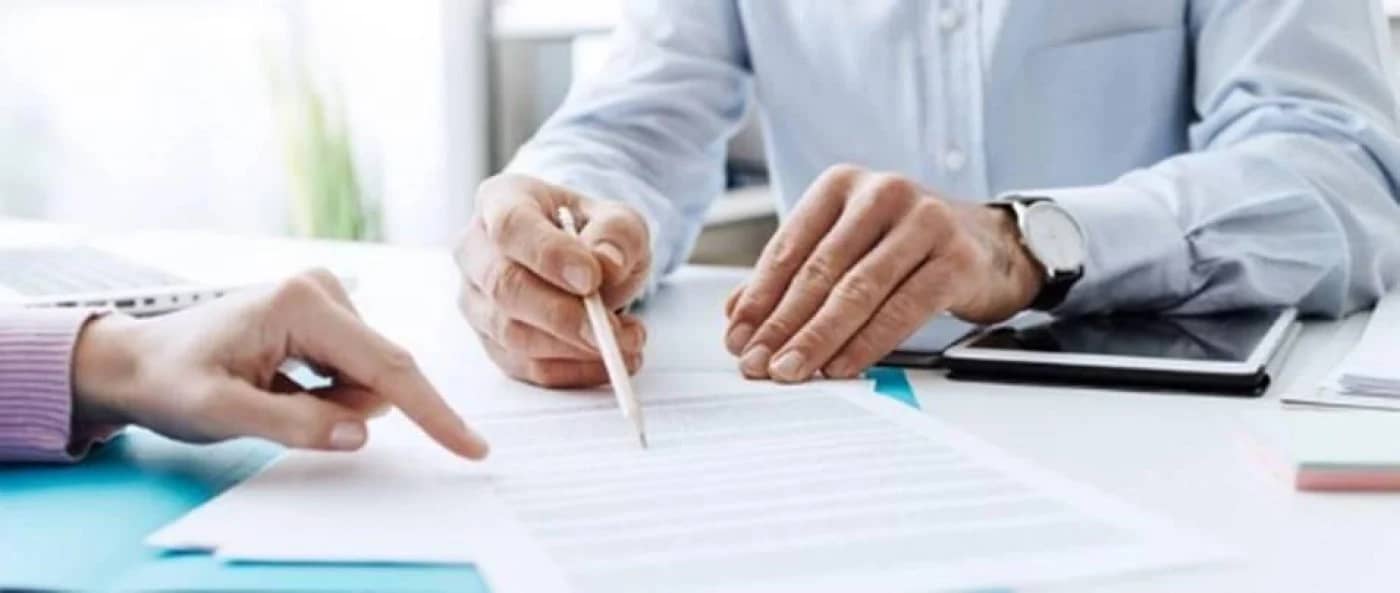 Cineva arată locul unde trebuie semnat contractul