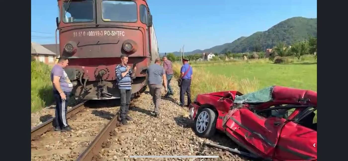 O șoferiță scapă cu viață după ce mașina ei a fost lovită de tren FOTO: Captură video