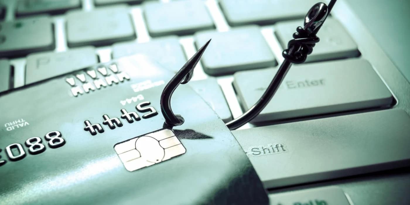 Un cârlig a agățat un card de pe o tastatură, sugerând phishing