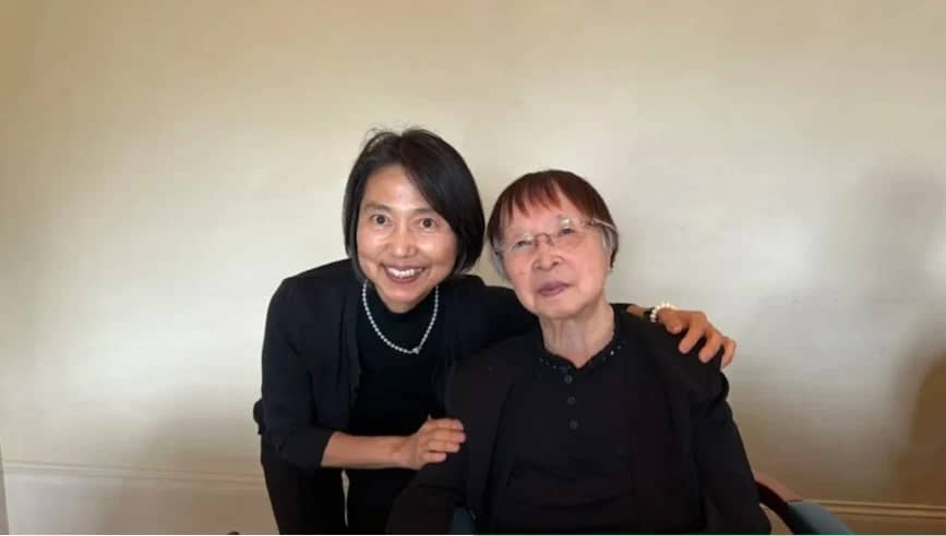 Femeia japoneză în vârstă de 100 de ani, alături de nepoata sa. FOTO: Instagram / Michiko Tomioka