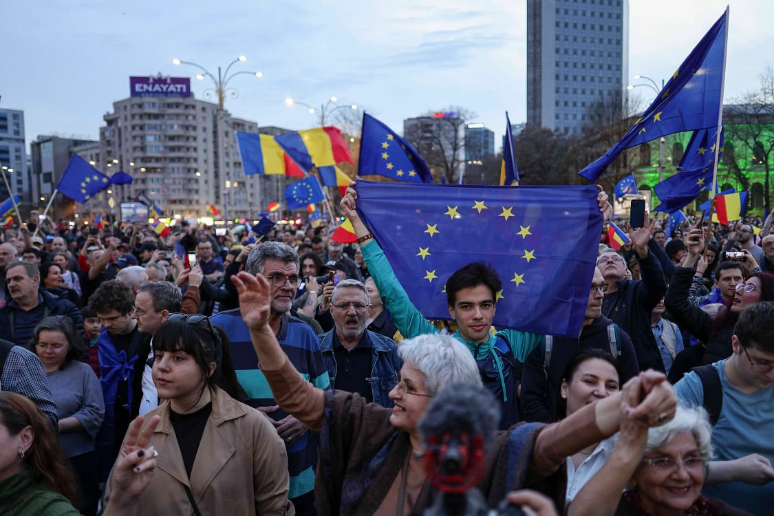 Români de toate vârstele au cântat Imnul naţional. Foto Inquam/Octav Ganea
