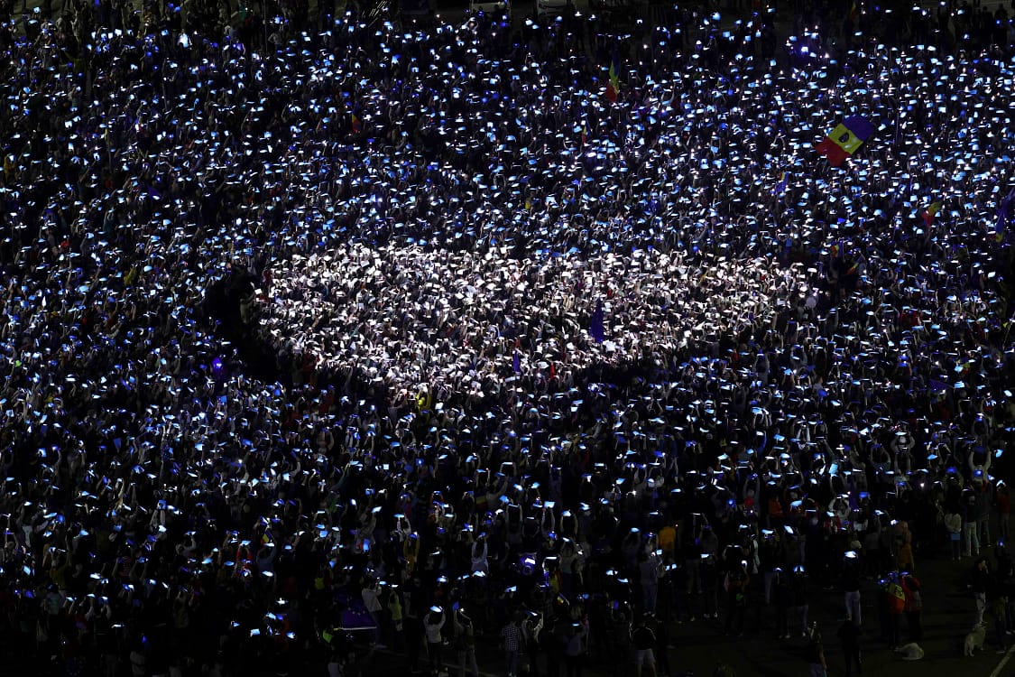 Inima lunimată în alb şi albastru. Foto Inquam/Ocrav Ganea