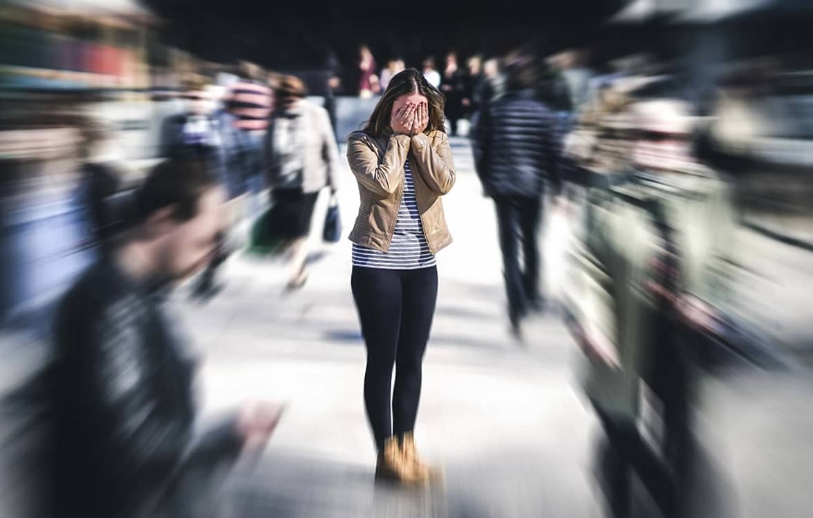 O femeie într-o mulțime care are un atac de panică Sursă foto St Patrick s Mental Health Services