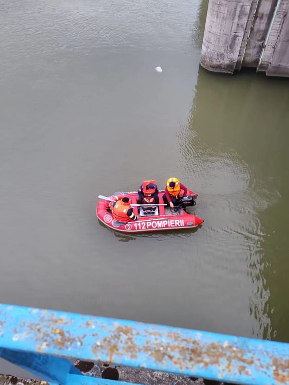 Intervenție pe râul Olt. FOTO ISU Vâlcea