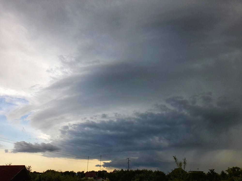 nori de furtuna Targu Jiu   Foto Sever Weather Alert Gorj jpg