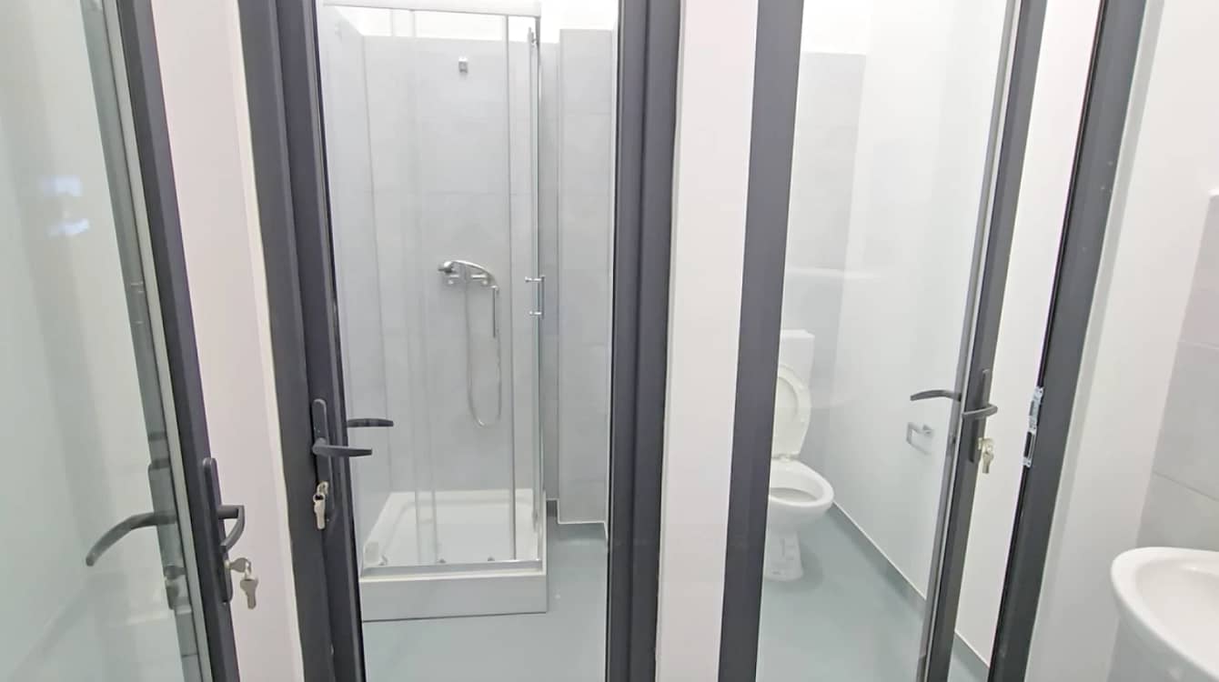 În piața agroalimentară recent renovată din zona Valea Pașcani toaleta este transparentă FOTO BIT24