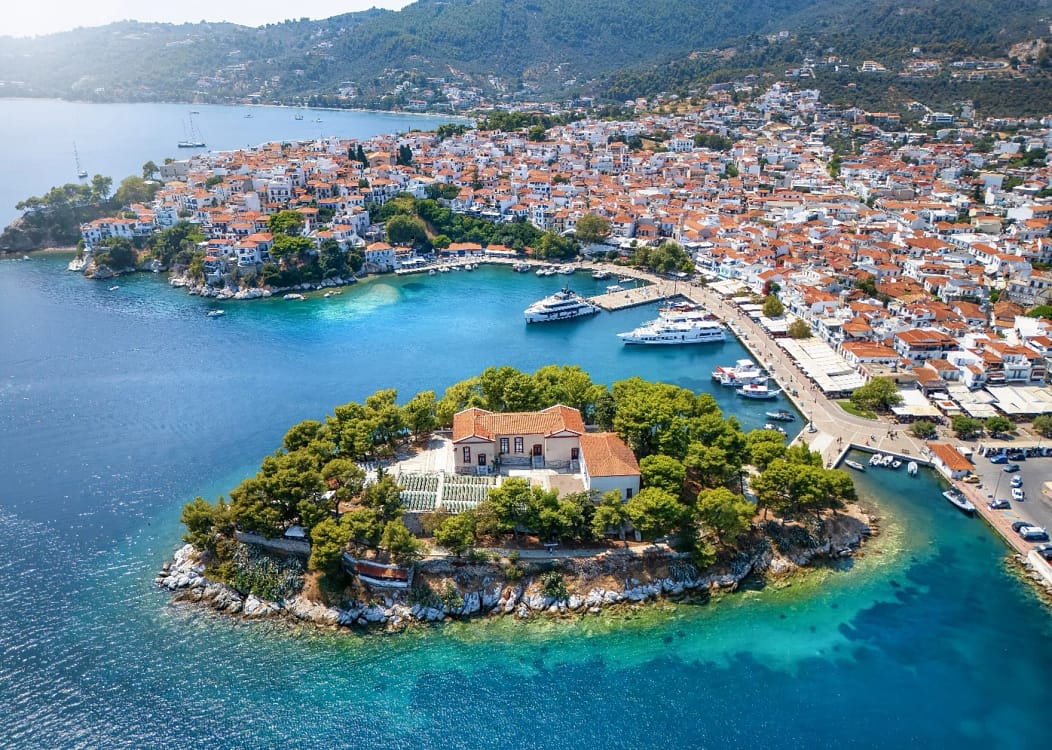 Panoramă aeriană cu una din zonele emblematice din Skiathos Grecia Foto Aerotravel