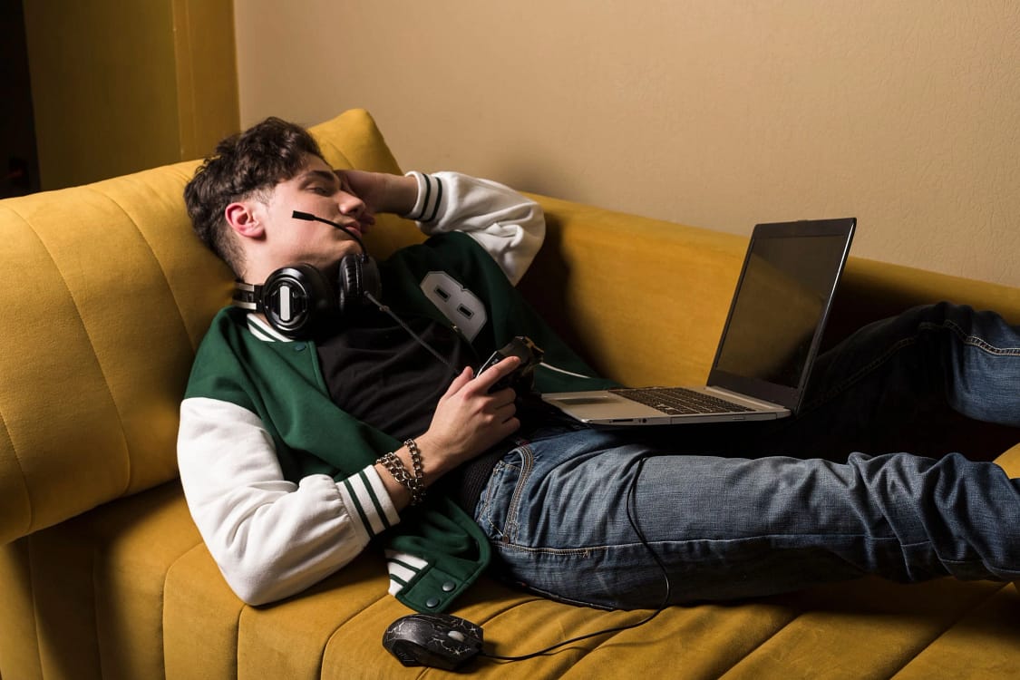 streamer, adolescent, laptop, internet, doarme, canapea