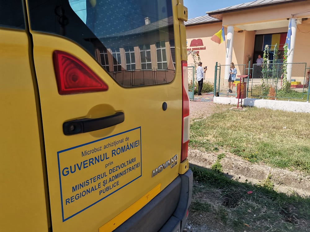 Microbuzul din Poboru face 200 km zilnic pentru transportul copiilor FOTO: A.Mitran