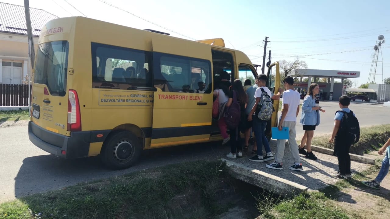 În prima zi de școală și elevii de gimnaziu au plecat spre casă după prânz FOTO: A.M.