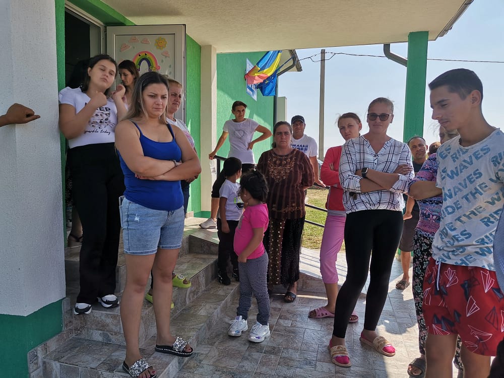 Părinții din Seaca sunt nemulțumiți de comasare FOTO: A. Mitran