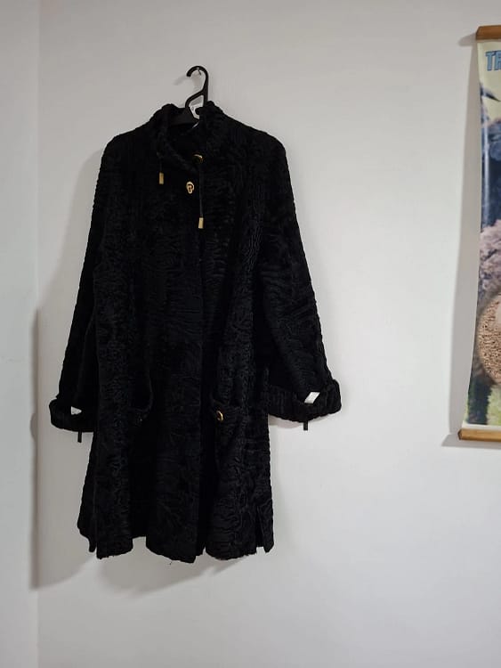 Haină de damă din pielicele de karakul FOTO Cosmin Zamfirache