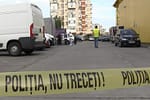 Un bărbat a intrat în locuinţa unei femei şi a înjunghiat trei persoane: una a murit, alte două în stare critică