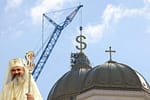 Continuă lucrările la Catedrală. După crucea de 7 tone, a sosit şi semnul dolarului de 8 tone