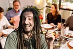 Chill! Un român nu s-a mai certat cu rudele la masa de Paşti după ce a pus marijuana în drob