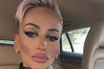 FOTO ‘Regina Întunericului’ și-a șocat invitații la petrecerea aniversară: Mesajul macabru de pe tortul în formă de sicriu
