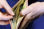 Cetăţenii unei ţări europene au primit ghidul „Dacă vine criza sau războiul”. Sunt încurajaţi să folosească bani numerar